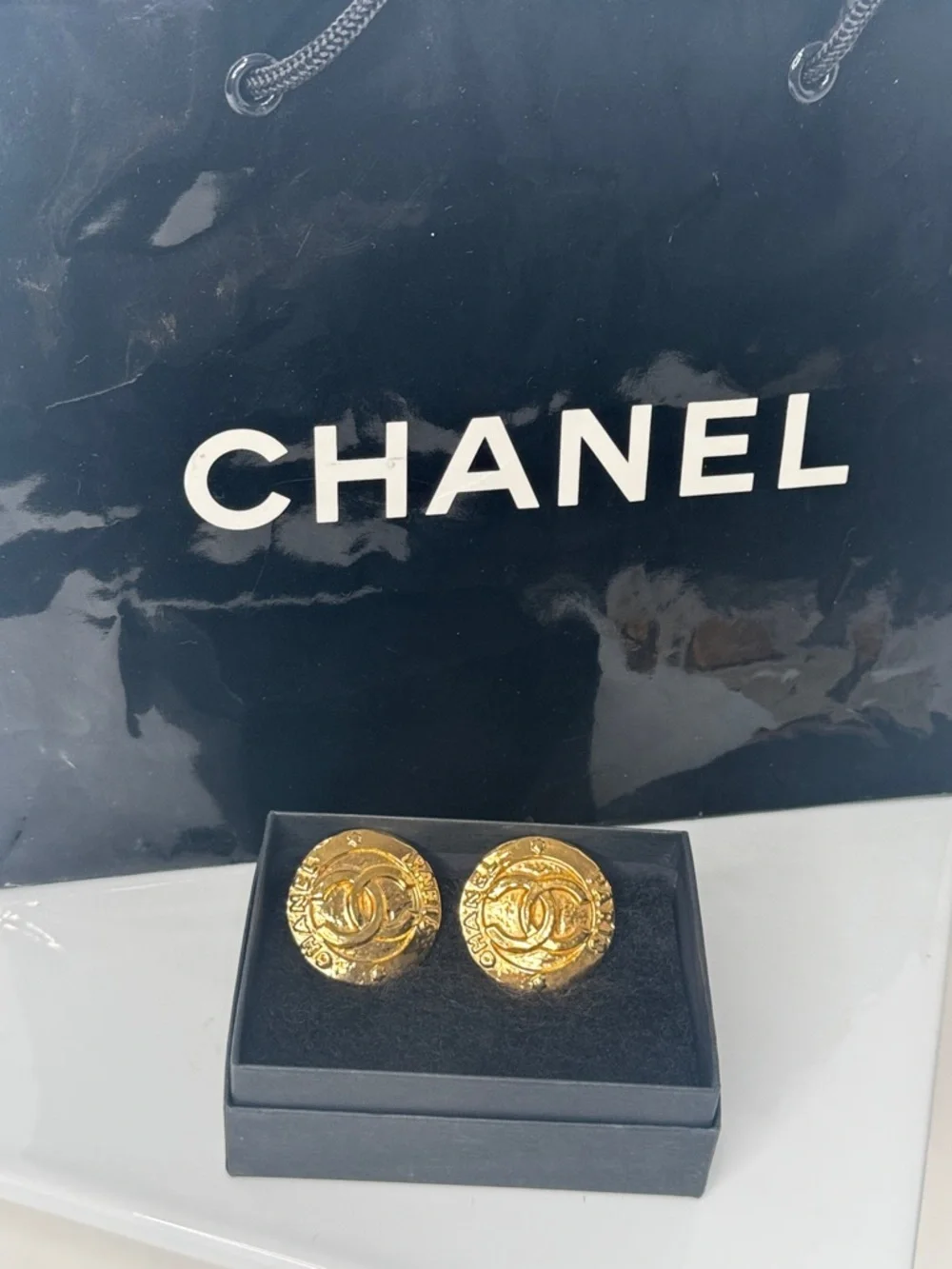 Chanel 1994  CC Logo Clip-On Earrings Gold Tone Round Vintage - Picture 4 of 12